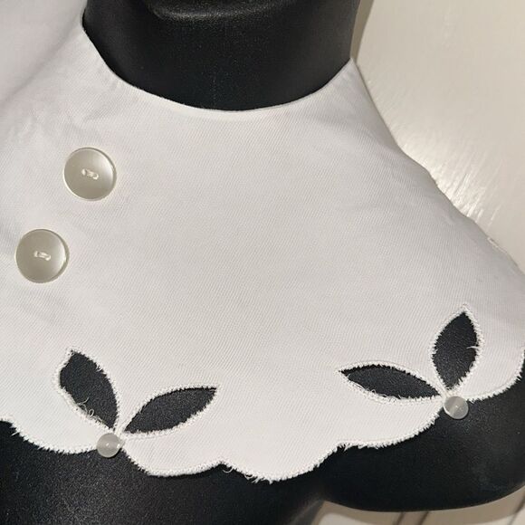 Vintage 60s white rayon scalloped edge collar with button detailing - Picture 2 of 9